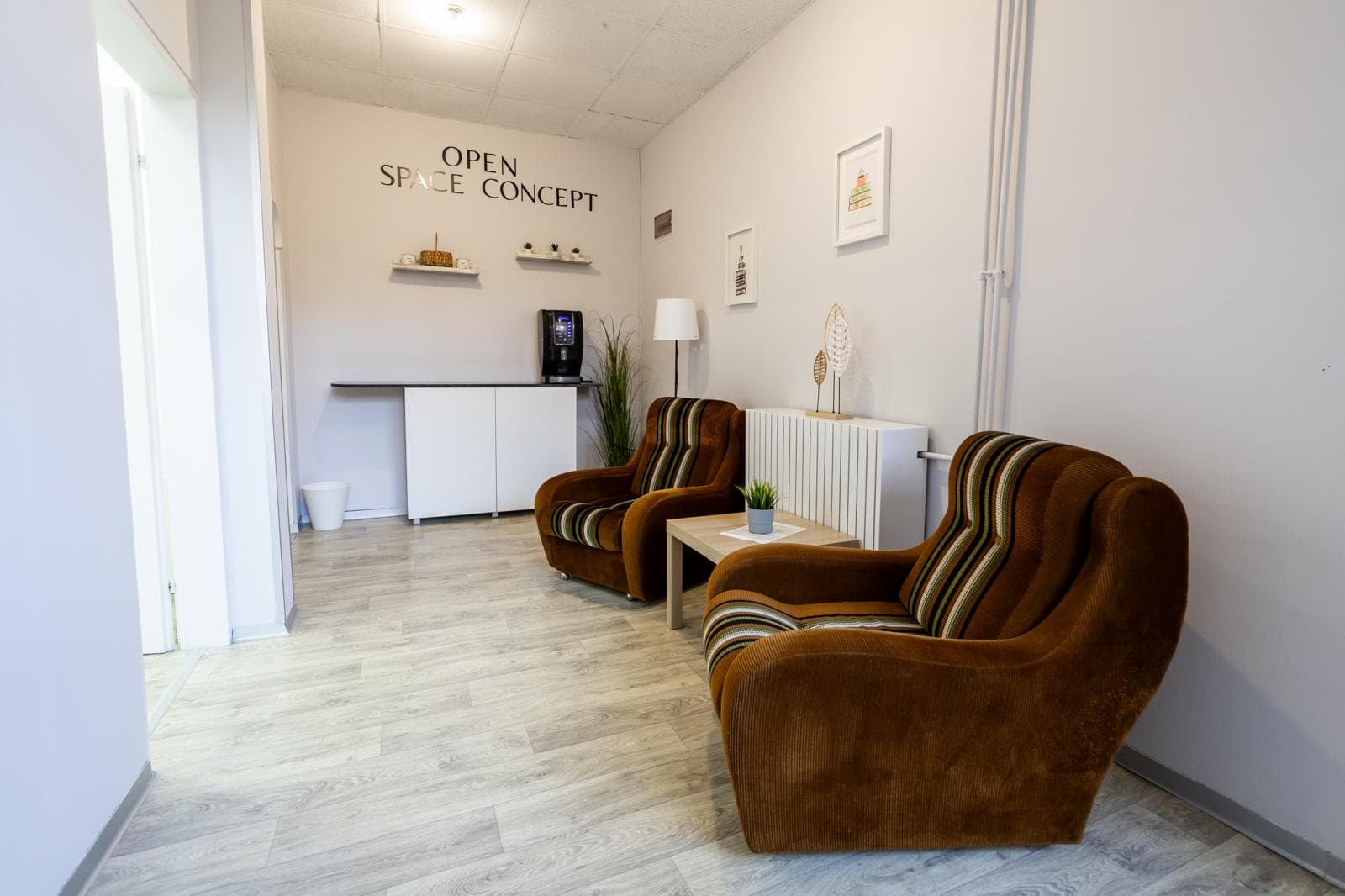 Kutak sa foteljama i natpisom Open Space Concept